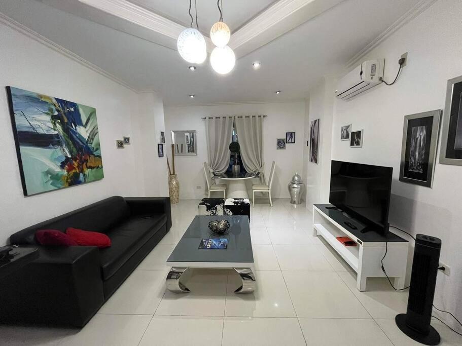 Kandi Big 1 Bedroom King Bed, Free Housekeeping, Wi-Fi آنغلوس المظهر الخارجي الصورة